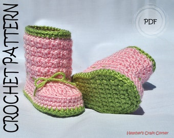 Puede incluir: Un par de botitas de bebé hechas a mano con ganchillo, rosas con ribetes verdes. Las botitas tienen un diseño sencillo con un lazo verde y están etiquetadas como "CROCHET PATTERN" y "PDF".