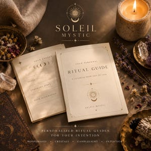 Może przedstawiać: Kremowy zeszyt z przewodnikiem rytualnym ze złotym napisem "YOUR PERSONAL RITUAL GUIDE" i "SOLEIL MYSTIC" oraz ikonografią słońca i księżyca. Otwarta strona zawiera sekcje "YOUR ENERGY," "TOOLS," "CEREMONY STEPS," oraz "YOUR AFFIRMATION."