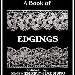 Op de afbeelding: Zwart-wit afbeelding van een boekomslag met de titel "A Book of Edgings". De omslag toont gedetailleerde witte kanten patronen aan de boven- en onderkant, met het woord "EDGINGS" in grote witte letters. De tekst bovenaan luidt "Completely Restored Crystal Clear Patterns."