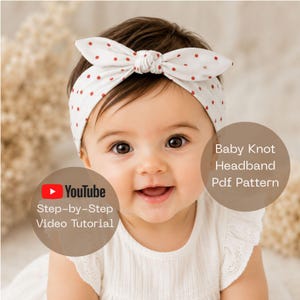 Może przedstawiać: Biała opaska na głowę w małe czerwone kropki z wiązaną kokardą na górze. Obraz zawiera tekst Baby Knot Headband Pdf Pattern oraz YouTube Step-by-Step Video Tutorial, wskazujący na cyfrowy zasób z wykrojem do szycia.