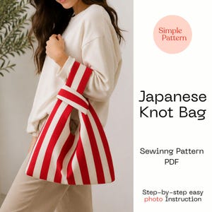 Può includere: Una borsa a nodo giapponese con un motivo a righe verticali rosse e bianche. Il testo a destra recita Simple Pattern, Japanese Knot Bag, Sewing Pattern PDF e Step-by-step easy photo Instruction. La borsa presenta un manico annodato.