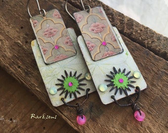 Pop earrings with pendants with exotic pattern and Asian style green sun and bright pink opal,rareetsens,pop bohemian look,upcycling,green