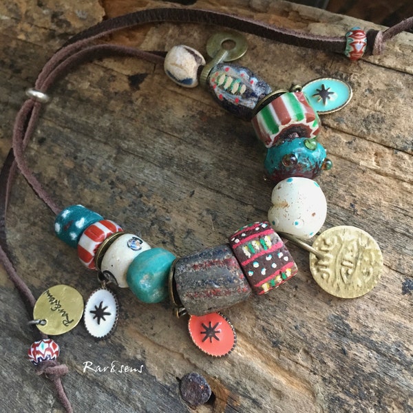 Bracelet de fabrication artisanale assemblage de perles style tribal et breloques,look rustique,perle ancienne,rareetsens,récup kuchi corail