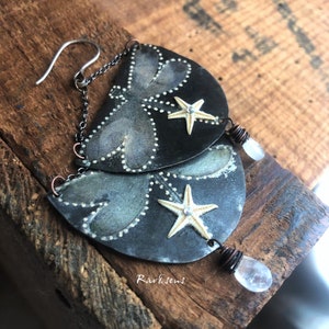 Earrings with dragonfly pendant of artisanal manufacture and real starfish and its drop of moonstone,rareetsens,beige and natural,hand made
