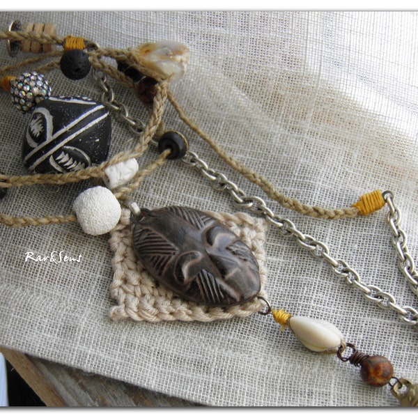Collier tribal"L'Afrasie nomade"masque céramique taupe-perle tibétaine-cristal-lave-argile sculpté-coquillage-opale péruvienne-coton