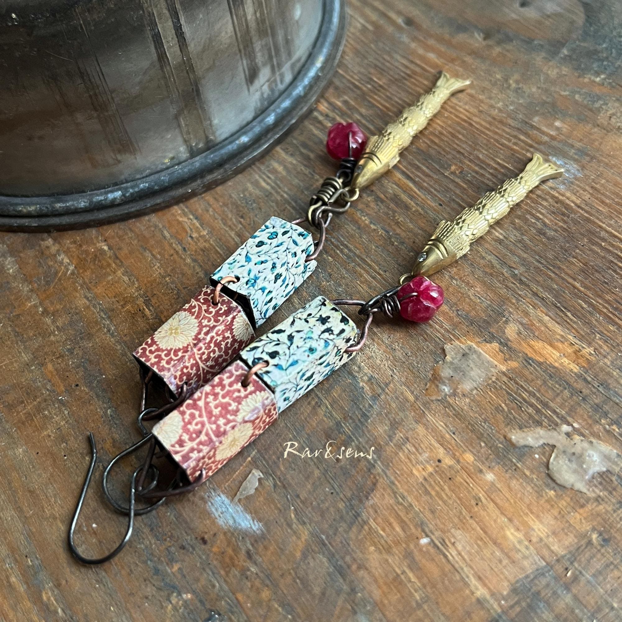 Boucles D'oreilles Ethniques Tibétaines En Argent Avec Pompons Rouges - Neuf Avec étiquettes