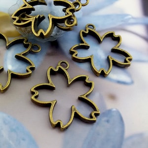 Pingentes de flores com enchimento de resina, pingente de moldura aberta, pingente de moldura de flor, pingente de resina epóxi fundida, configuração de cabochão de latão, bandeja de pingente de flor