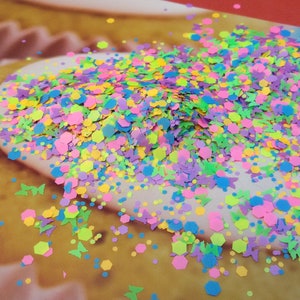 zachte kleine vlokken hars kunstvullingen, matte veelkleurige vlokken voor nail art, kaars maken pastelkleuren vlokken, kleurrijke vlokken voor make-up