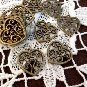 antique patina heart charm,bronze tone filigree bronze heart pendant,bronze tone drop heart charm,heart charm for bracelet,heart charm
