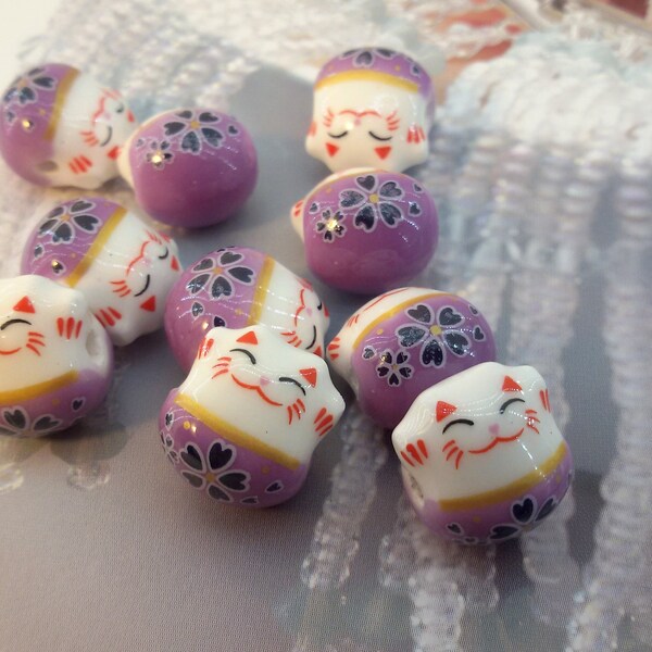 perles en céramique de chat porte-bonheur, perle en céramique de maneki-neko, perle de chat faisant signe de porcelaine, perle vitrée violette de chat de fortune, perle de chat japonais en porcelaine