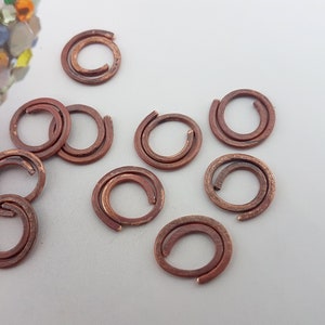 Anéis espirais de cobre, pequenos elos redondos de cobre antigo, conector circular de cobre com pátina, anéis abertos de cobre antigo, argola de redemoinho de pátina para brincos