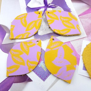 espacios en blanco de cuero naranja para pendientes, espacios en blanco de pendientes de cuero, cortes de cuero púrpura, troqueles de cuero, formas de cuero DIY, formas artesanales de cuero caído
