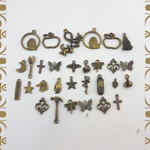 Dijes en tono bronce antiguo, dijes con pátina para pulsera, 30 abalorios de joyería de bronce con pátina, brazaletes de diseño mixto en tono bronce para pendientes.