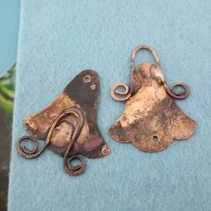 patina copper flowers pendants,2 soldered copper flower charms,antiqued copper flower connectors for jewelry,copper,old patina copper flower