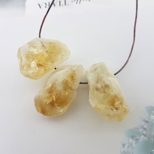 perlina di citrino giallo, citrino grezzo trasparente forato, pepita di citrino giallo, perlina di cristallo di citrino, perlina di citrino grezzo forato, cristallo del chakra della radice