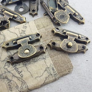 antiek bronzen kleine grendel, vintage decorsloten, 4 stuks lichtgewicht geperste blikken grendel voor doos, antiek messing klein slot, doossluiter