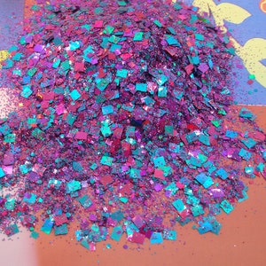 paarse iriserende glittervlokken, zachte kleine vlokken en fijne harsglitter, roze glittervlokken maken voor het maken van kaarsen, paarse vlokken gloeiende glitter