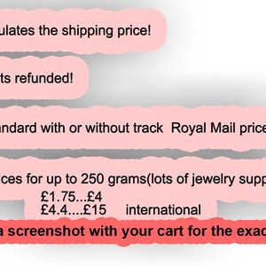 Puede incluir: Burbujas de texto rosas con informaci&oacute;n sobre los c&aacute;lculos de env&iacute;o de Etsy y los reembolsos. La imagen incluye texto sobre los precios de Royal Mail y los precios estimados para hasta 250 gramos de suministros de joyer&iacute;a. Un elemento decorativo rojo est&aacute; a la derecha.