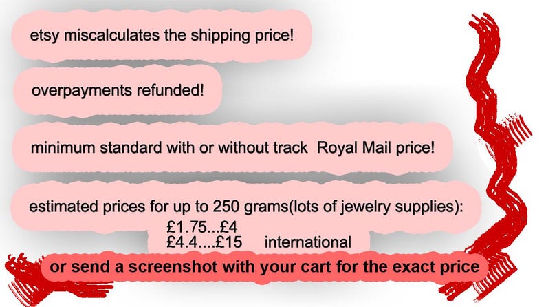 Puede incluir: Burbujas de texto rosas con informaci&oacute;n sobre los c&aacute;lculos de env&iacute;o de Etsy y los reembolsos. La imagen incluye texto sobre los precios de Royal Mail y los precios estimados para hasta 250 gramos de suministros de joyer&iacute;a. Un elemento decorativo rojo est&aacute; a la derecha.