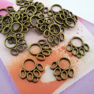 Conectores de brincos em tom de bronze, conectores de colar de pata de cachorro em bronze antigo, conectores de links de brincos de pátina, círculos de ligação em tom de bronze