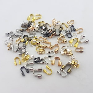 Puede incluir: Surtido de terminales de crimpado de metal en colores dorado, plateado y negro. Los terminales de crimpado se utilizan para la fabricación de joyas.