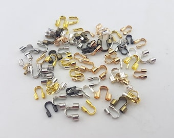 Puede incluir: Surtido de terminales de crimpado de metal en colores dorado, plateado y negro. Los terminales de crimpado se utilizan para la fabricación de joyas.