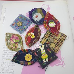 Gestikte stoffragmenten clusters, geborduurde stukjes restjes, mixed media textielstukken projectcollage, shabby chic stofclusters appliqués