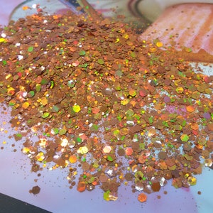 gouden vlokken en fijne ambachtelijke glitter, goud glanzende glittervlokken, sprankelende kaars die gouden glittervlok maakt, gouden vlok gloeiend effect glitter