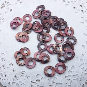 Anéis conectores ondulados de cobre patinado para brincos, minúsculos conectores de anel de joias de cobre antigo, conectores de anéis de cobre fechados de 8 mm com furos