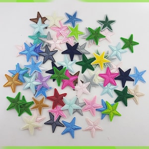 Peut inclure: Un assortiment d'écussons étoiles brodés de différentes couleurs, dont le bleu, le vert, le rose et l'or. Ces écussons décoratifs sont parfaits pour ajouter une touche de fantaisie aux vêtements, accessoires ou projets d'artisanat.