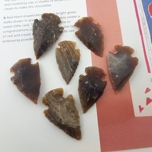 carved stone arrowhead,brown flintstone arrowhead,carved flint arrowhead shape,raw stone arrowhead,wire wrapping brown stone arrowhead