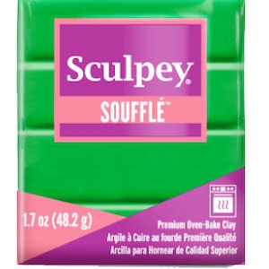 Op de afbeelding: Een groene blok Sculpey Souffle oven-bakklei, met een gewicht van 48,2 gram (1,7 ounce).