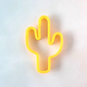 Puede incluir: Cortador de galletas de cactus de pl&aacute;stico amarillo.