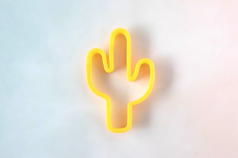 Puede incluir: Cortador de galletas de cactus de pl&aacute;stico amarillo.