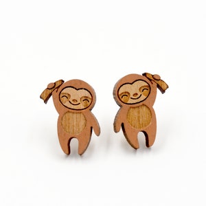 Pendientes de novedad de madera perezosa - Serie animal - Pendientes de perno pintados a mano cortados a mano - Quirky & Cute