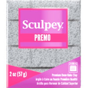 Puede incluir: Un paquete de 57 gramos de arcilla para hornear Sculpey Premo. El paquete es rosa y blanco con el logotipo de Sculpey y las palabras "Premo" y "Arcilla para hornear de primera calidad".