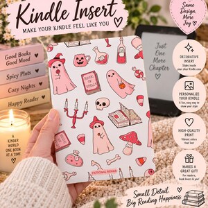 Op de afbeelding: Een rechthoekige Kindle-inzet met een witte achtergrond en een herhalend patroon van roze spoken, rode paddenstoelen, toverdrankflesjes, schedels en boeken. De tekst FICTIONAL REHAB staat onderaan gedrukt. Het ontwerp bevat diverse magische voorwerpen.