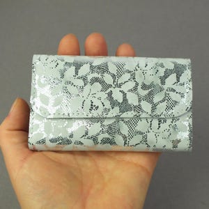 Cartera de piel auténtica para mujer con flores plateadas - Monedero práctico - Monedero - Regalo para ella - Regalo de cumpleaños para mujer