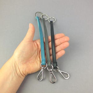 Flexibele lanyard van echt leer met karabijnhaak en ring om te openen - sleutelhanger van gemiddelde lengte - handige tashanger - cadeau