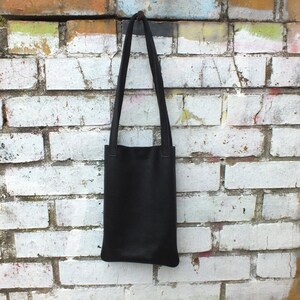 kleine Ledertasche Schwarz - minimalistische Schultertasche - minimalistische Beuteltasche - Geschenk Freundin - Geschenk für Sie