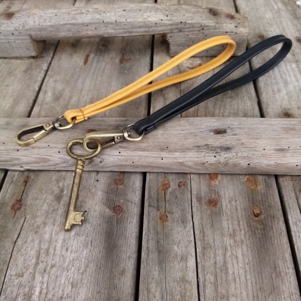 Schlüsselanhänger echt Leder mit Karabiner/ mittelgroß/ Handschlaufe/ minimalistisches Lanyard Schlüsselband/ Geschenk für Frau oder Mann