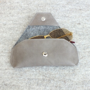 weiches Echtleder Brillen Etui Grau mit 100% Merino Schurwolle Filz und Druckknopf - Stecketui für Brille oder Sonnenbrille