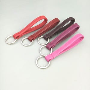 Kurzer Echtleder Schlüsselanhänger in Rot/Pink/Lila | minimalistisches Schlaufenband mit Ring | kleines Schlüsselband Geschenk
