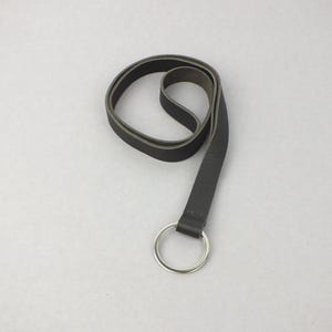 Lange, donkerbruine leren sleutelkoord om om de nek te dragen – sleutelring met grote ring, sleutelketting