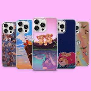 Könnte beinhalten: Fünf Smartphone-Hüllen mit Motiven aus Der König der Löwen. Die Designs zeigen eine Collage aus Filmszenen, eine Sonnenuntergangslandschaft am Königsfelsen, zwei Löwenjunge mit Spiegelung im Wasser, einen Nachthimmel und verschiedene Figuren.