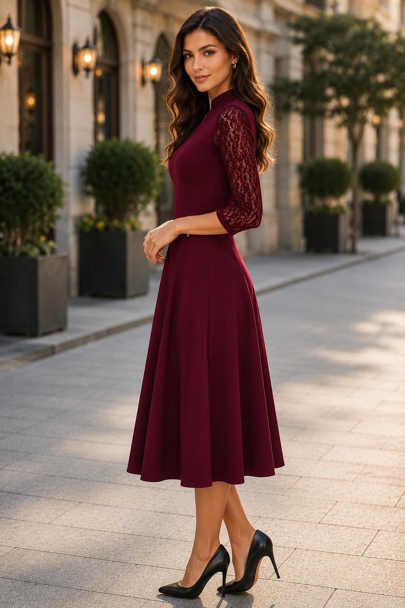 Puede incluir: Un vestido midi color burdeos con mangas de encaje de tres cuartos, cuello alto y falda acampanada. La prenda est&aacute; confeccionada con un cuerpo de color s&oacute;lido y detalles de encaje a juego en las mangas, combinado con zapatos de tac&oacute;n negros.