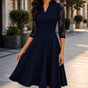 Puede incluir: Un vestido azul marino hasta la rodilla con escote en V, cuerpo entallado con cintura definida y mangas tres cuartos de encaje floral intrincado. La falda tiene una silueta acampanada que cae por debajo de las rodillas en tela lisa.