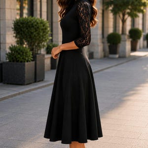 Puede incluir: Un vestido midi negro con mangas de encaje de tres cuartos, un corpi&ntilde;o ajustado y una falda acampanada. La prenda tiene un cuello alto y se combina con zapatos de tac&oacute;n negros. El vestido es de color negro s&oacute;lido con detalles de encaje floral.