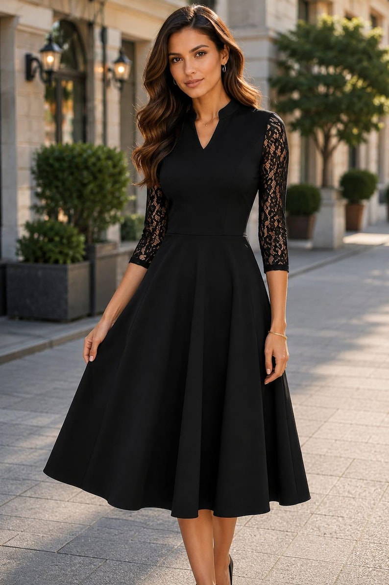 Puede incluir: Un vestido midi negro con escote en V y mangas tres cuartos de encaje negro intrincado. El corpi&ntilde;o es ajustado y se transforma en una falda acampanada en forma de A que cae por debajo de las rodillas, creando una silueta estructurada.