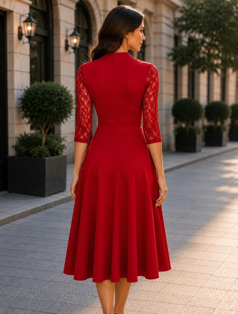 Puede incluir: Un vestido midi rojo con cuello alto, mangas tres cuartos con detalles de encaje intrincados y falda acampanada. La prenda tiene un corpi&ntilde;o ajustado que se transforma en una falda plisada y fluida, ofreciendo una silueta estructurada.